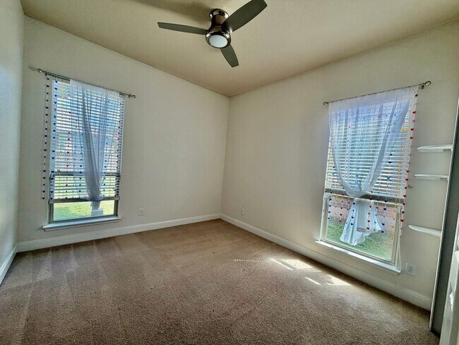 Building Photo - Welcome home to 621 Cavan!