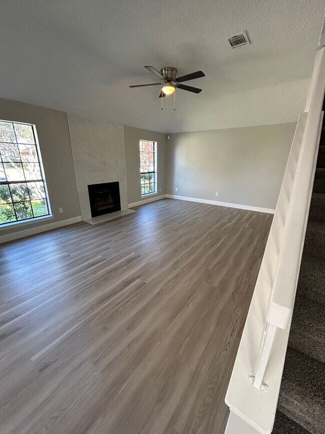 Building Photo - Come and see this well-kept beautiful home today!