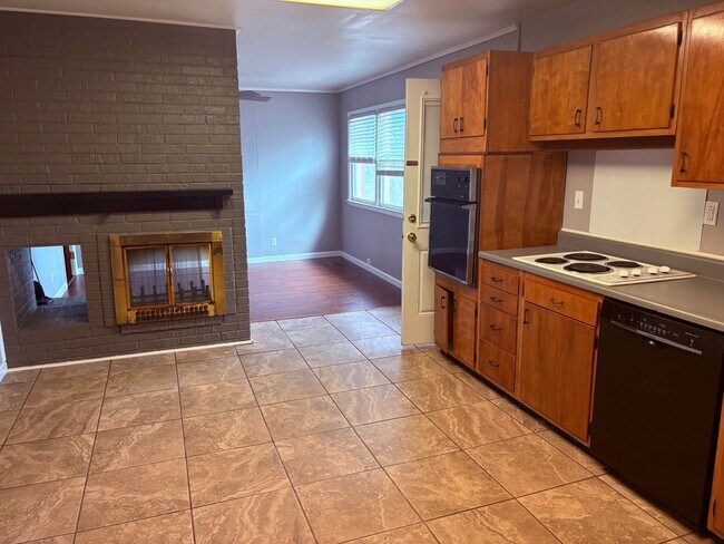 Building Photo - Cozy 4BR One Level Home with Extra Storage and Covered Deck in Knoxville