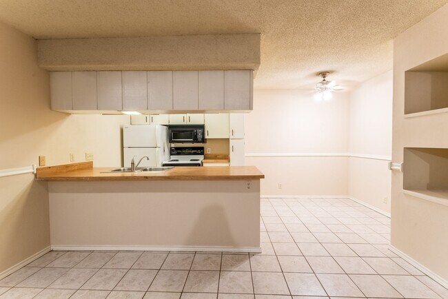 Building Photo - Pointe Condos #56