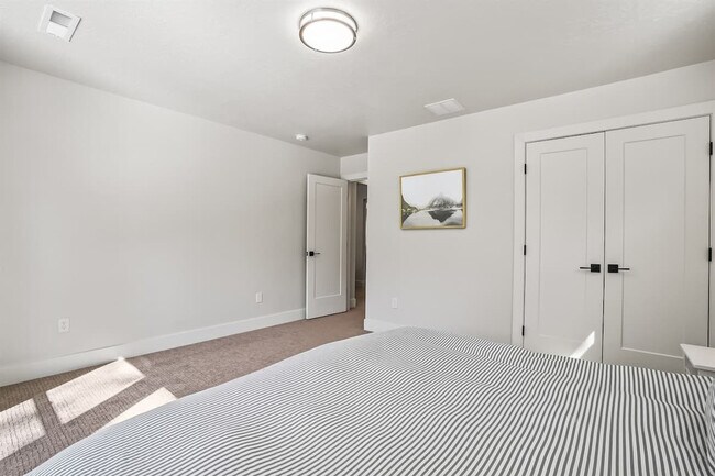 Building Photo - 1013 Yew Wood St