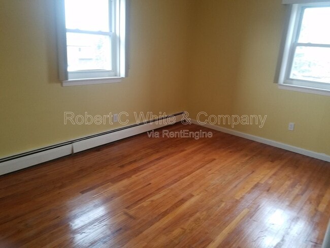 Building Photo - 10 Colonial Dr