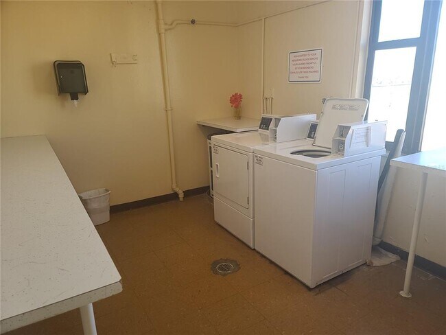 Building Photo - 255 Dolphin Point