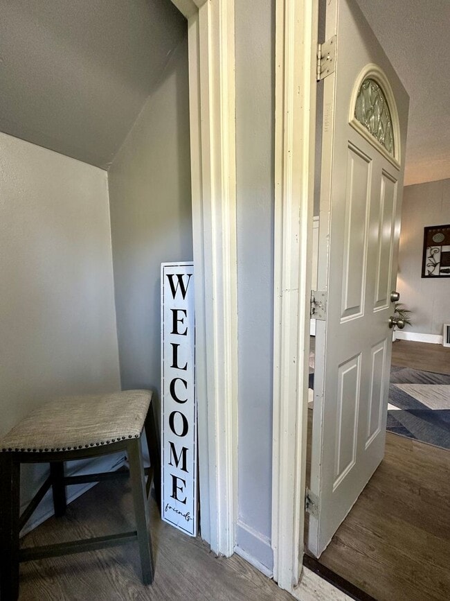 Building Photo - 3 bed, 1.5 bath home for rent in Waterloo