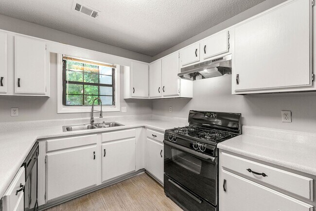 Building Photo - Renovated Modern 2BR Townhome in Prime Kennesaw Location