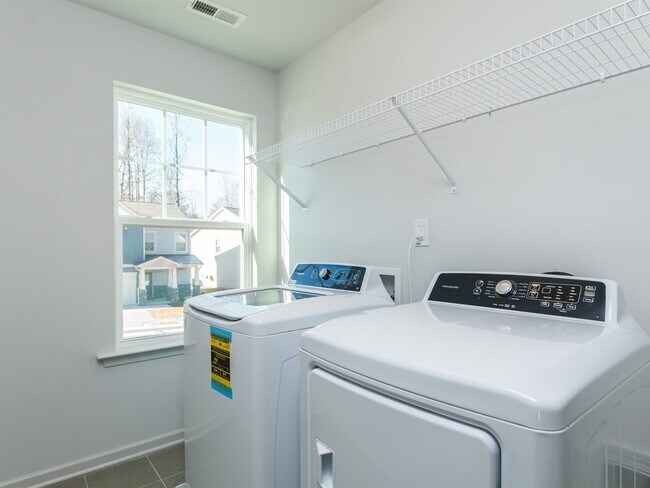 Building Photo - 1313 Achonechy Trl