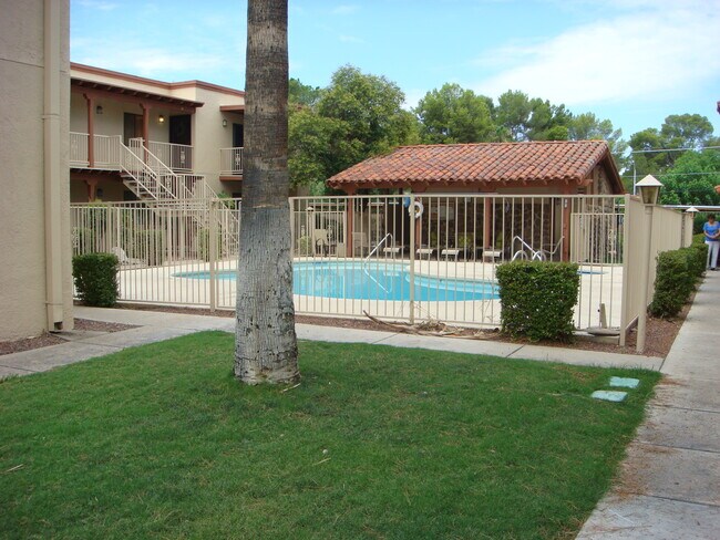 Building Photo - 3357 N Country Club Rd