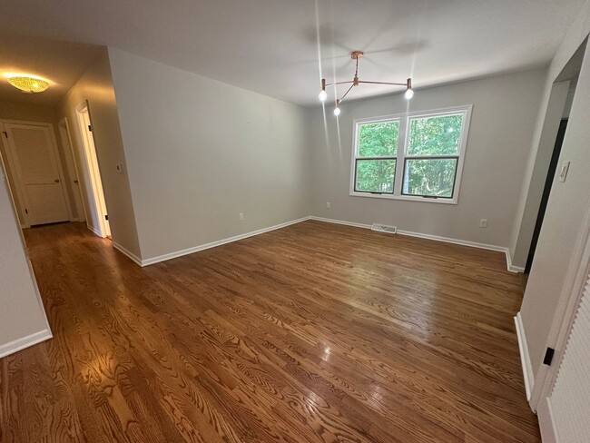 Building Photo - Large 4 bedroom ranch in Forest Hills