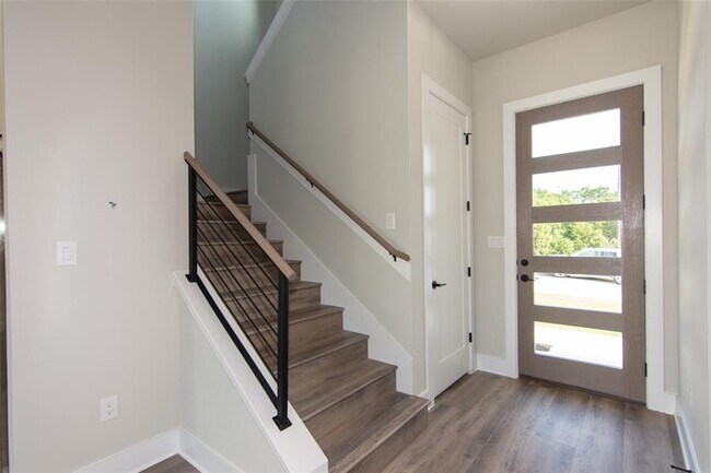 Building Photo - 2804 Lawrence Dr