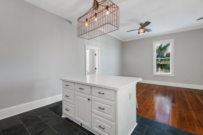 Building Photo - 405 24th St