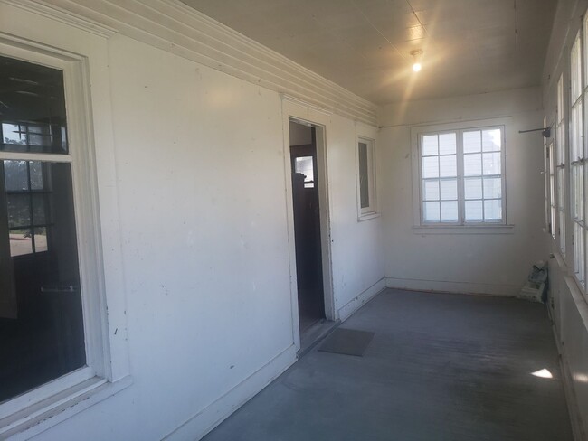 Building Photo - AVAILABLE FALL!!!  Newly remodeled 6 Bedro...