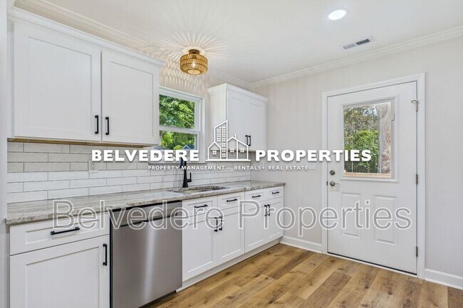 Building Photo - 2322 Fernwood Dr