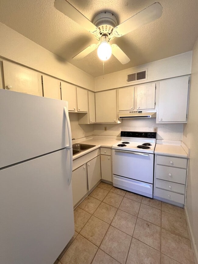 Building Photo - Spacious 1 Bedroom 1 Bath in the heart of Coralville!