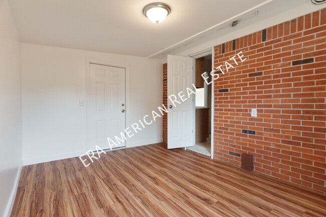 Building Photo - 305 Meggs Dr NE