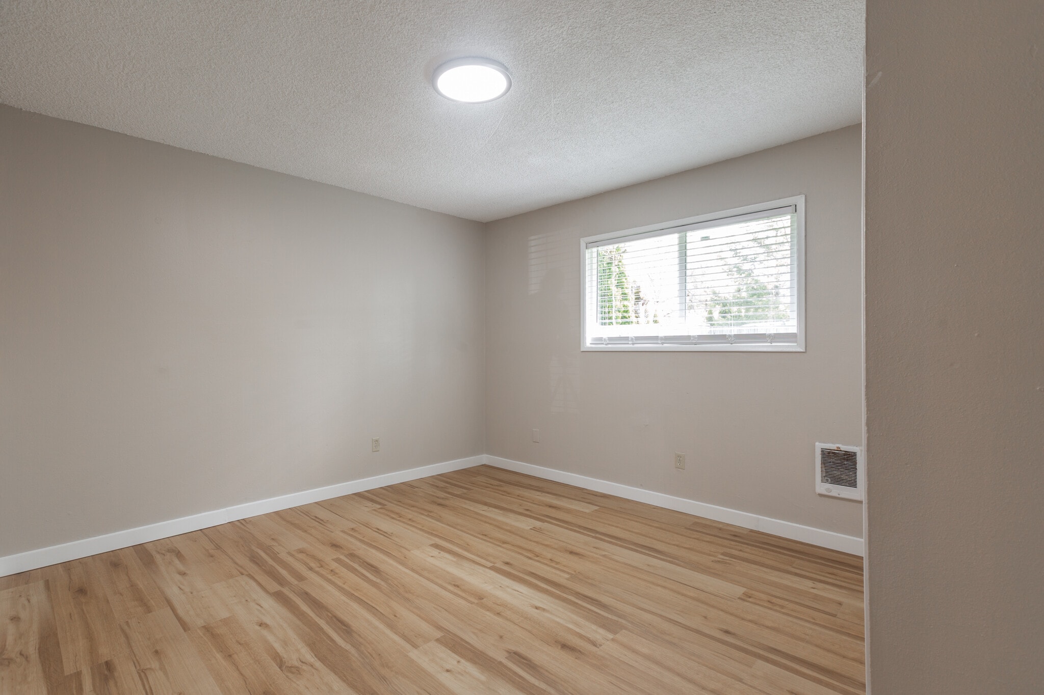 Building Photo - 110 SW Fleishauer Ln