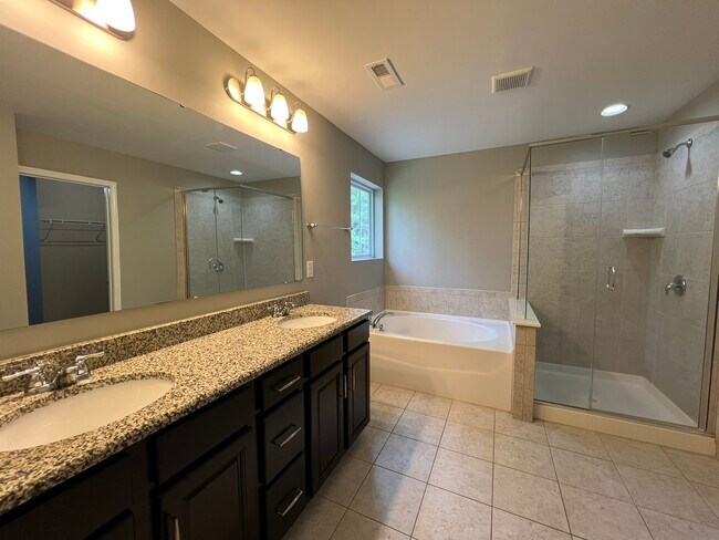 Building Photo - 2198 Laurens Dr
