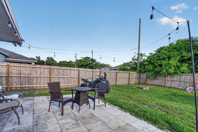 Building Photo - 481 SW Aster Rd