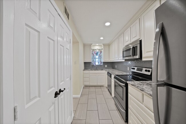 Building Photo - 2303 Park Hill Dr