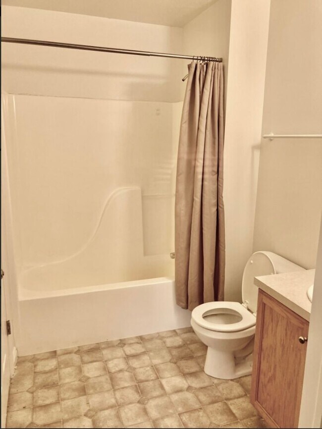 Building Photo - Beautiful North Ogden 2 bed 1.5 bath townhome with 1 Car Garage!!