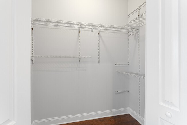 Building Photo - 5860 N Kenmore Ave