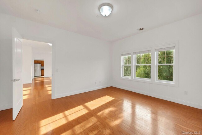 Building Photo - 400 Main St