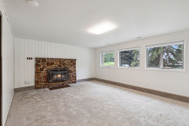 Building Photo - 3 Bed, 2.5 Bath House in the Rattlesnake
