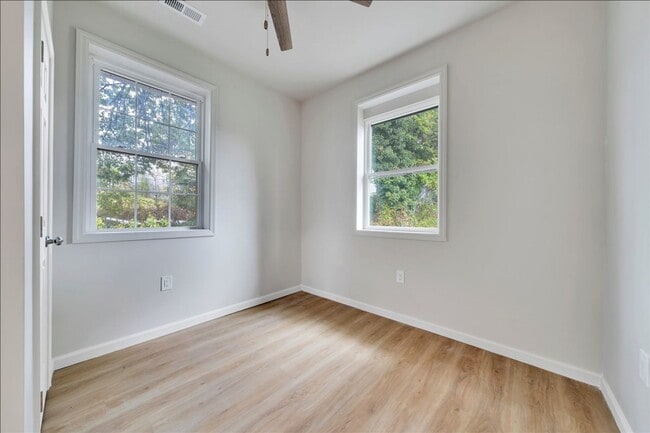 Building Photo - Updated 2 bedroom 1 bath with all new appl...