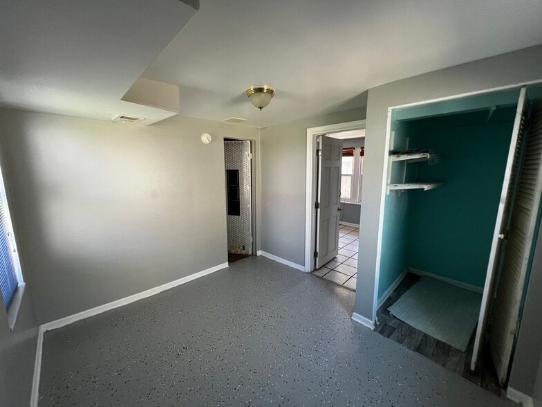 Building Photo - 1440 S 49th Ave