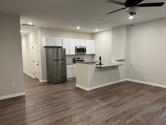 Building Photo - 205 Cherry Way