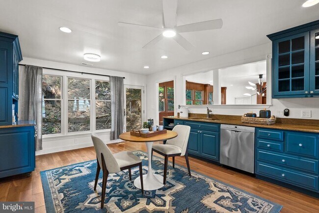 Building Photo - 9112 Riverside Dr
