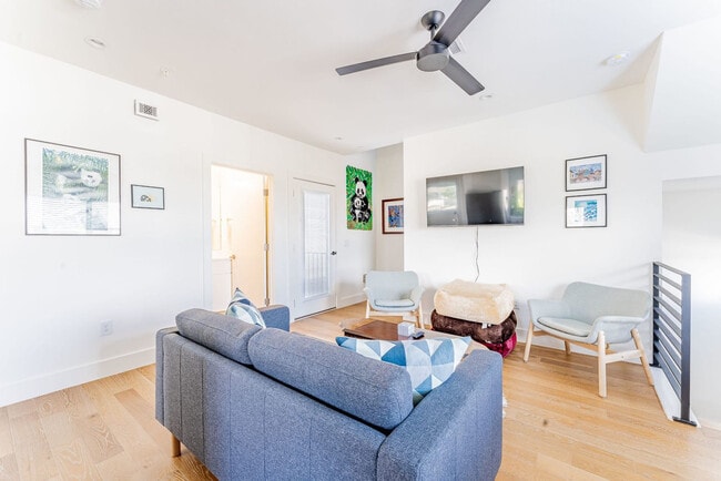 Building Photo - 1128 Chicon St