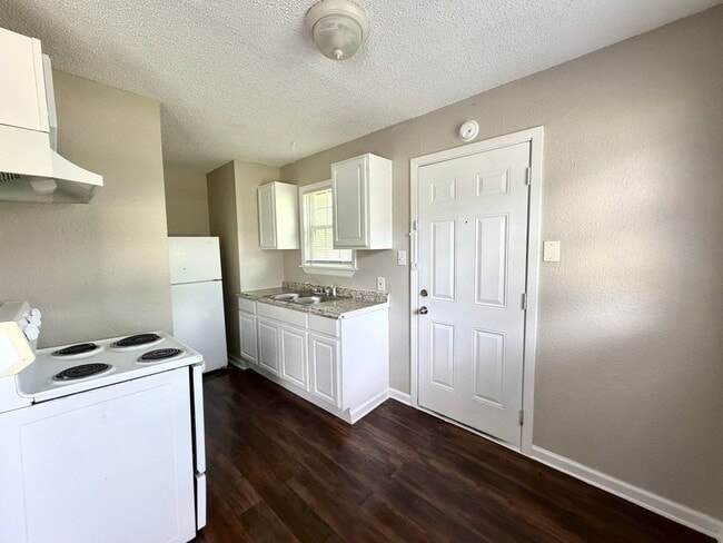 Building Photo - 6365 Hollis Ave