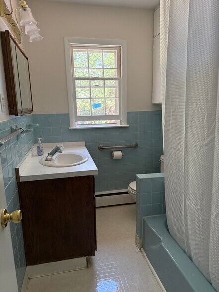 Full Bathroom - 38 Nursery St