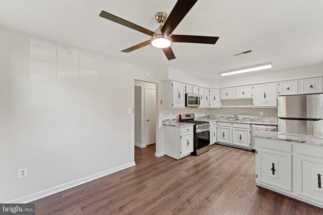 Building Photo - 15001 Cherrydale Dr