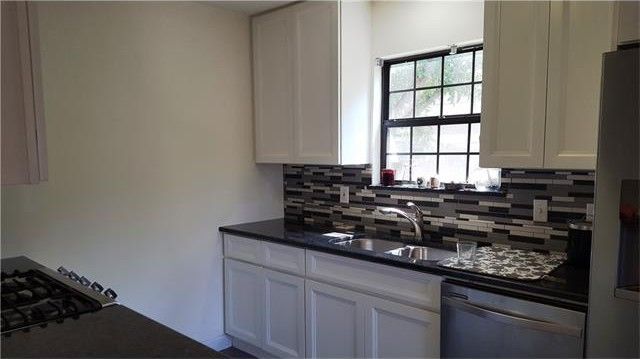 Building Photo - 1913 Heathwood Cir