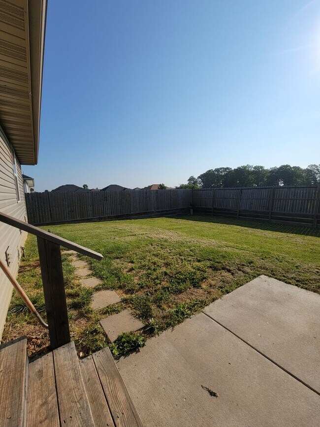 Building Photo - Beautiful & Spacious 3 Bedroom, 2 Bathroom...