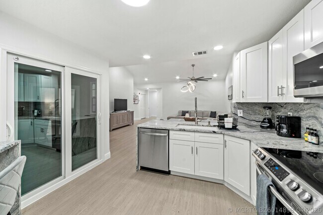 Building Photo - 6553 Via Regina