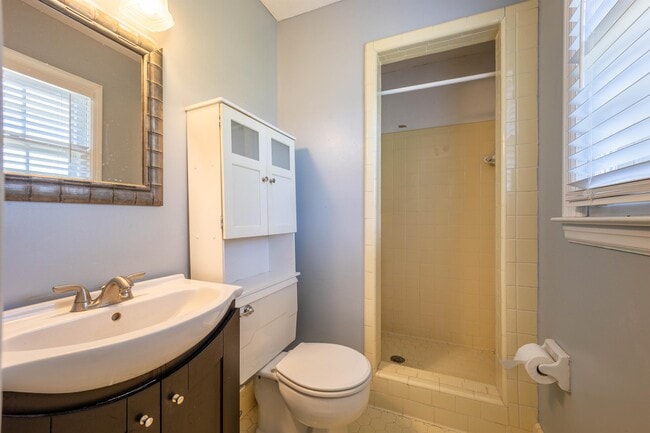 Building Photo - 407 Holly Dr