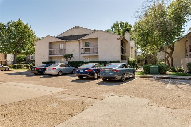 Building Photo - 17331 Red Oak Dr