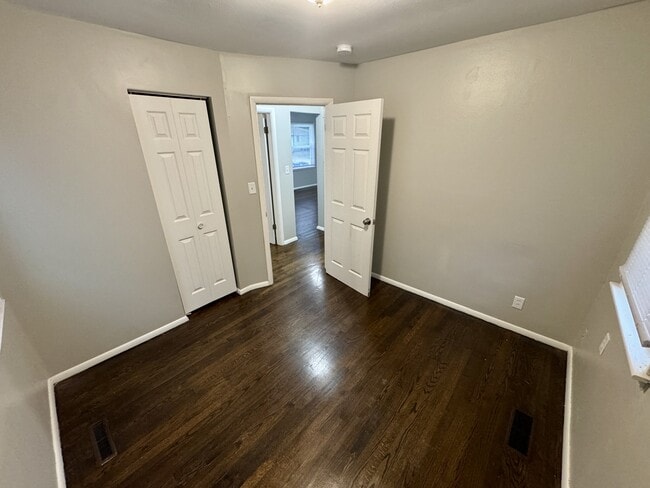 Building Photo - 1521 W 22nd Terrace