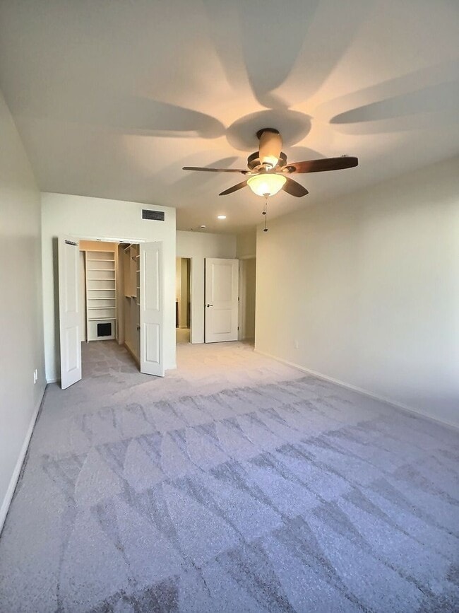 Building Photo - Huge 2 Bedroom/2 Bath Condo with Storage in Downtown San Jose