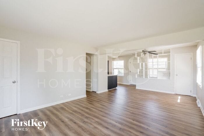Building Photo - 340 E Myrick Ave