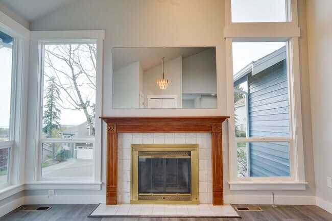 Building Photo - Federal Way Remodeled 2 Story