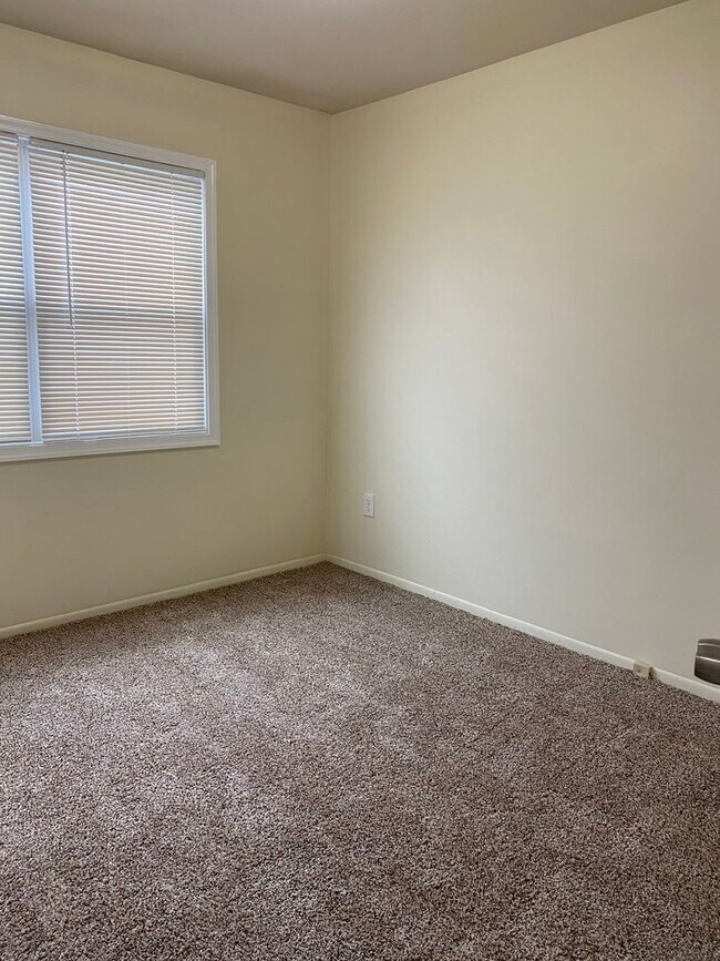 Building Photo - Spacious 3-bedroom, 1.5-bath end-unit townhome located in Edgewood