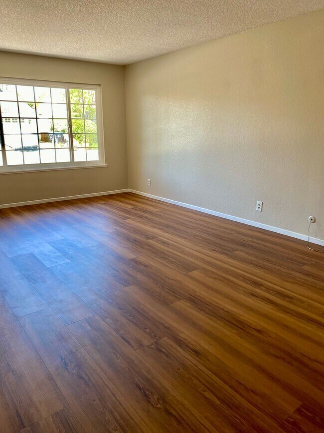 Building Photo - Amazing 4-bedroom home with a view, Availa...