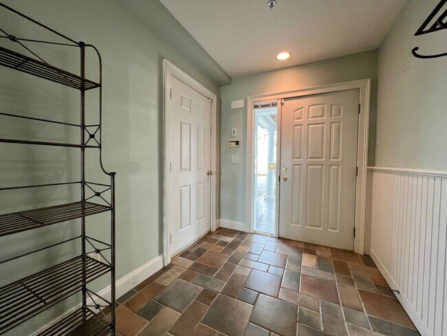 Building Photo - 4 Island Ave