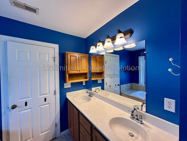 Building Photo - 23 Creekstone Ln