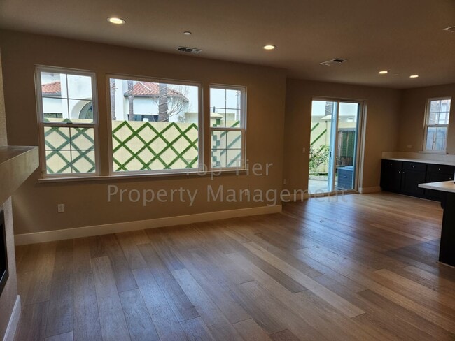 Building Photo - ***Spectacular 2-Story 4 bed, 2.5 bath, 2,...