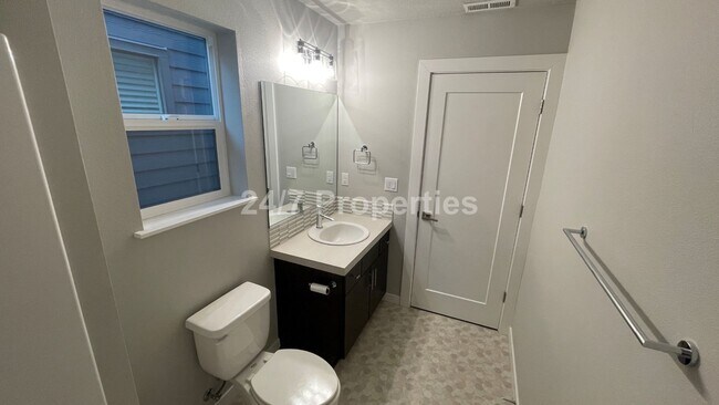 Building Photo - Modern and Stylish 3 BD | 3.5 BA Townhome ...