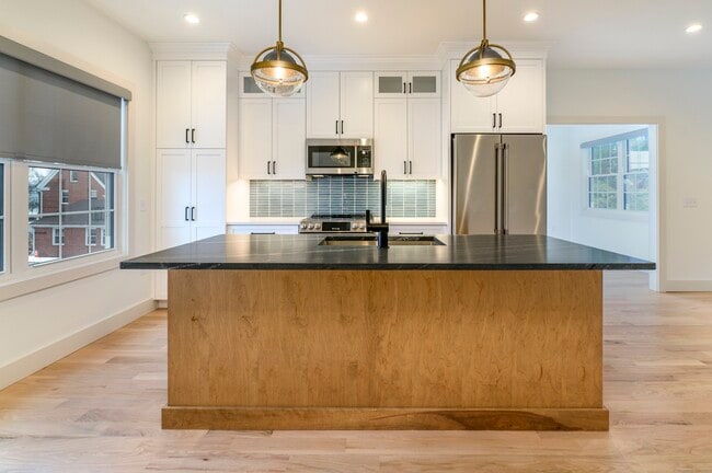 Building Photo - 2620 Main St